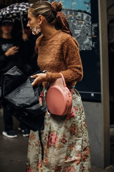 4 cách trang trí mái tóc với chiếc khăn mùa hè hình ảnh 4 4 cach trang tri mai toc voi chiec khan mua he hinh anh 4