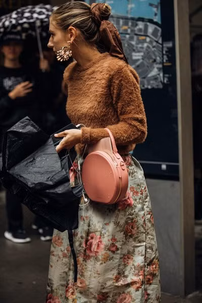 4 cach trang tri mai toc voi chiec khan mua he hinh anh 4