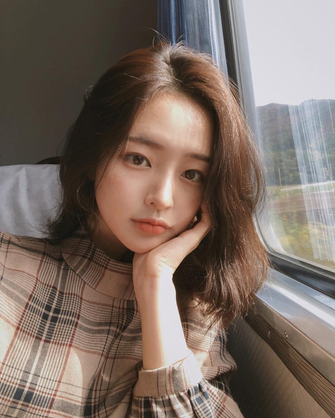 Loạt hot girl Hàn Quốc giống nhau đến mức khó phân biệt ảnh 6 Loat hot girl Han Quoc giong nhau khien dan mang kho long phan biet hinh anh 6