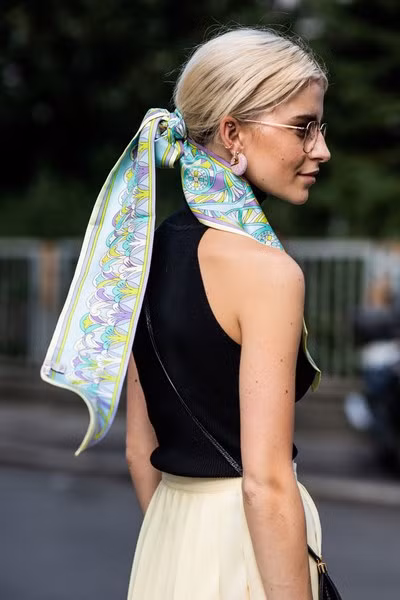 4 cach trang tri mai toc voi chiec khan mua he hinh anh 5