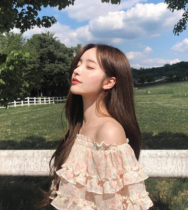 Loạt hot girl Hàn Quốc giống nhau đến mức khó phân biệt ảnh 2 Loat hot girl Han Quoc giong nhau khien dan mang kho long phan biet hinh anh 2