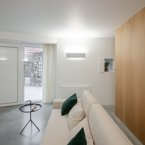  Theo ý tưởng của chủ nhà, ô cửa kính trong giúp hài hòa giữa vẻ bên ngoài và nội thất bên trong. 