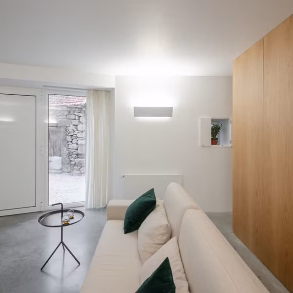  Theo ý tưởng của chủ nhà, ô cửa kính trong giúp hài hòa giữa vẻ bên ngoài và nội thất bên trong. 