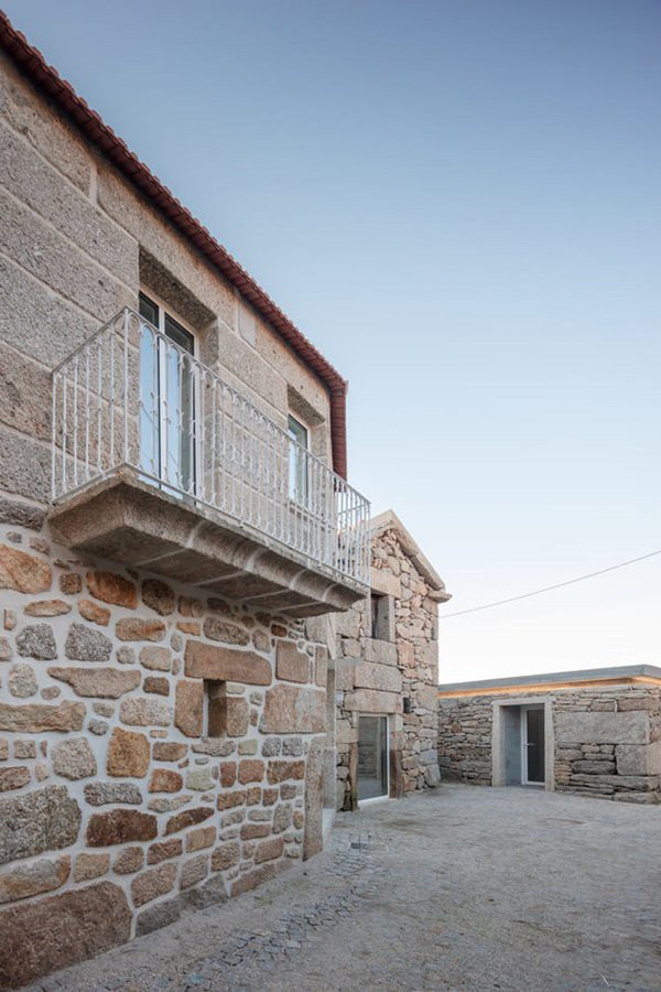  Đất và đá sẽ giúp bên trong ngôi nhà được mát mẻ vào ban ngày… 