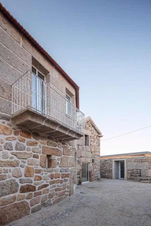  Đất và đá sẽ giúp bên trong ngôi nhà được mát mẻ vào ban ngày… 