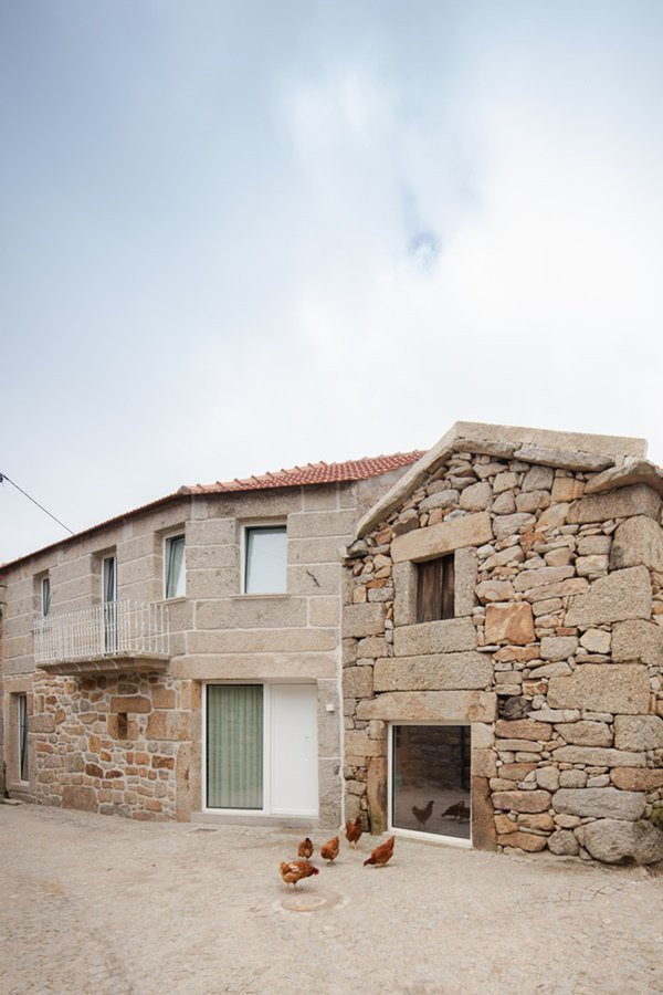  …với một khoảng sân rộng giống như mọi ngôi nhà nông thôn khác. 