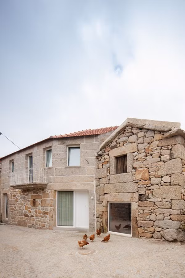  …với một khoảng sân rộng giống như mọi ngôi nhà nông thôn khác. 