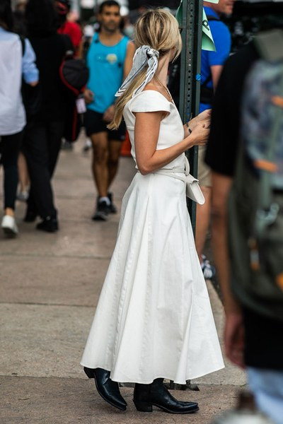 4 cách trang trí mái tóc với chiếc khăn mùa hè hình ảnh 2 4 cach trang tri mai toc voi chiec khan mua he hinh anh 2