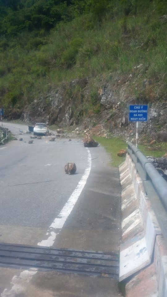 Tại vị trí xảy ra tai nạn, hàng năm đều xảy ra tình trạng đá lăn gây nguy hiểm cho người tham gia giao thông Tại vị trí xảy ra tai nạn, hàng năm đều xảy ra tình trạng đá lăn gây nguy hiểm cho người tham gia giao thông