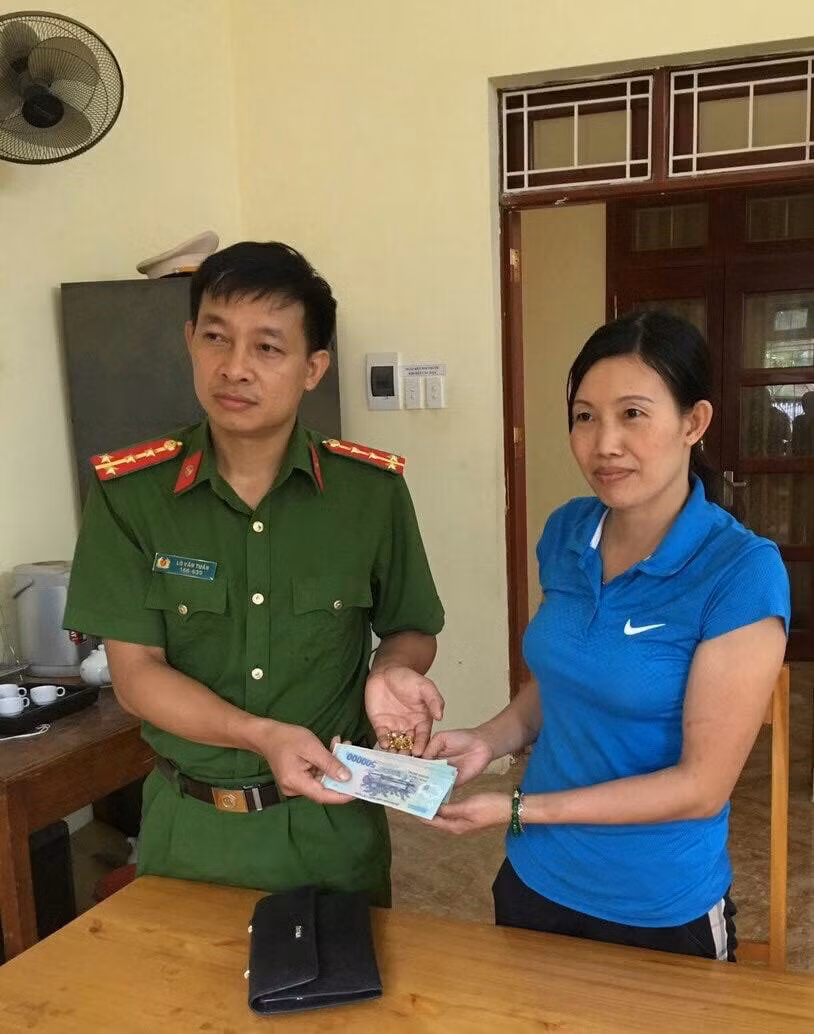 Đại úy Lò Văn Tuân trao trả lại tài sản cho chị Quản Thị Lộc