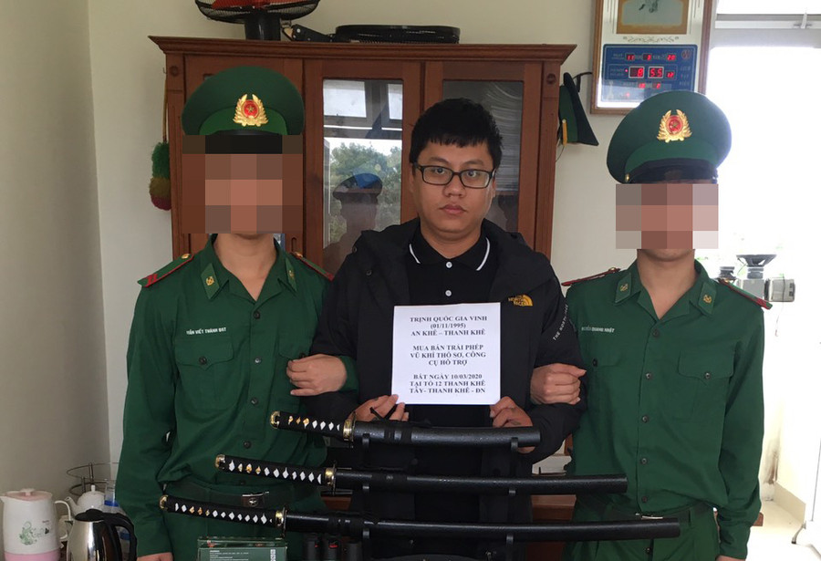 Tạm giữ một nam thanh niên tàng trữ số lượng lớn “hàng nóng”  Tạm giữ một nam thanh niên tàng trữ số lượng lớn “hàng nóng” 