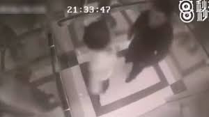 Video: Người phụ nữ hạ đo ván kẻ giở trò sàm sỡ trong thang máy Video: Người phụ nữ hạ đo ván kẻ giở trò sàm sỡ trong thang máy