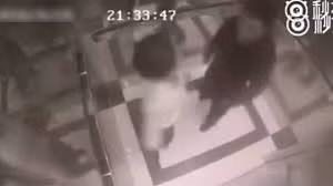 Video: Người phụ nữ hạ đo ván kẻ giở trò sàm sỡ trong thang máy