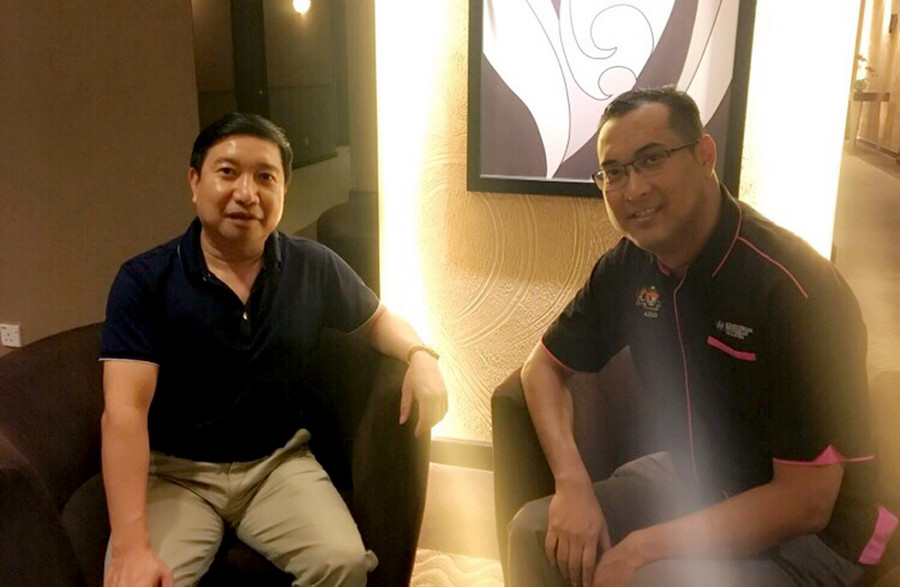 Azizi (phải) tình nguyện cho Phó đoàn và luôn là người vui vẻ, nhiệt tình trong công việc được giao