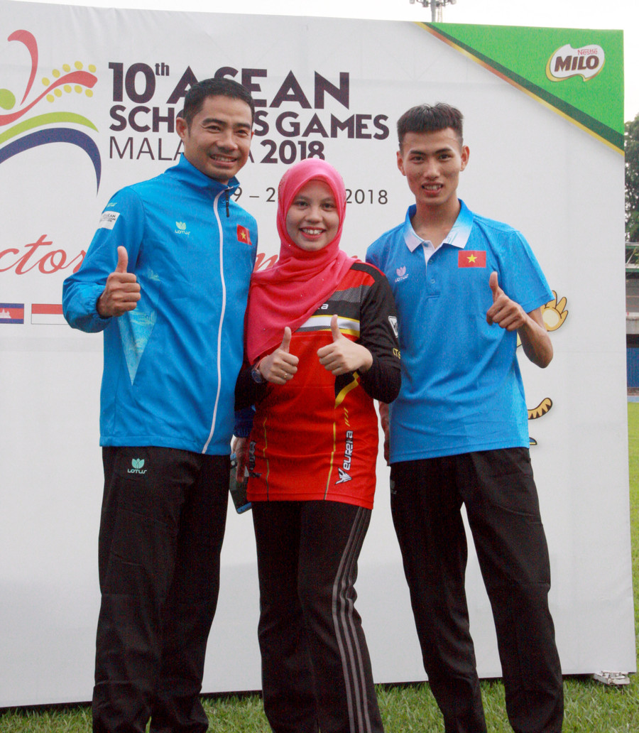 Siti Mariam chụp ảnh lưu niệm cùng các vận động viên điền kinh