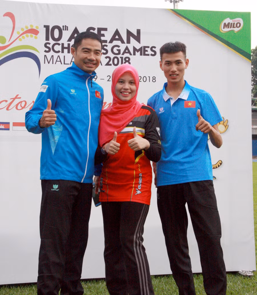 Siti Mariam chụp ảnh lưu niệm cùng các vận động viên điền kinh Siti Mariam chụp ảnh lưu niệm cùng các vận động viên điền kinh