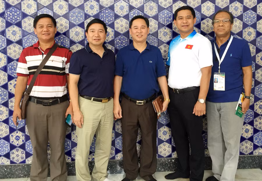 Kamal (đầu tiên bên phải) tình nguyện viên cho Trưởng đạo đoàn thể thao học sinh Việt Nam Kamal (đầu tiên bên phải) tình nguyện viên cho Trưởng đạo đoàn thể thao học sinh Việt Nam