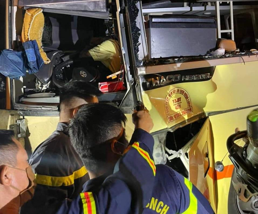 Lực lượng chức năng phá cửa xe đưa các nạn nhân ra ngoài. Lực lượng chức năng phá cửa xe đưa các nạn nhân ra ngoài.