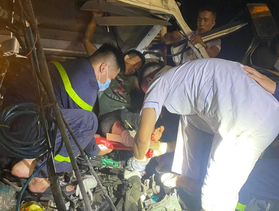 Tài xế xe tải bị mắc kẹt trong cabin. Tài xế xe tải bị mắc kẹt trong cabin.