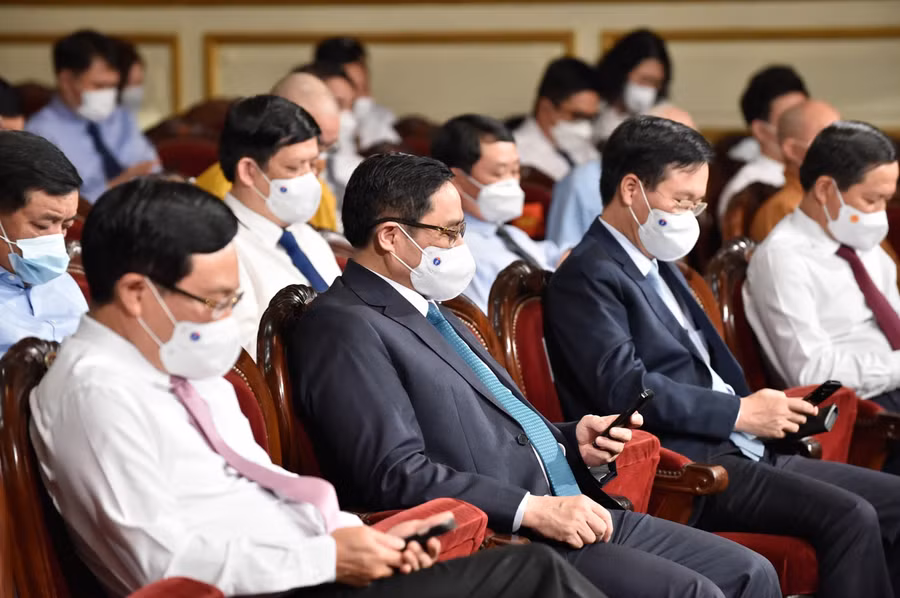 Thủ tướng Phạm Minh Chính nhắn tin ủng hộ cho Quỹ vaccine phòng chống COVID-19 của Chính phủ thông qua cổng 1400. Ảnh VGP.