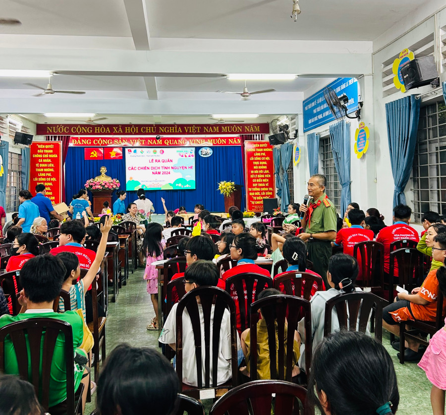 Tuyên truyền viên của Công an đang trao đổi và chỉ ra cho các em học sinh những dấu hiệu và nguy cơ phải đối mặt trong dịp nghỉ hè. Tuyên truyền viên của Công an đang trao đổi và chỉ ra cho các em học sinh những dấu hiệu và nguy cơ phải đối mặt trong dịp nghỉ hè.