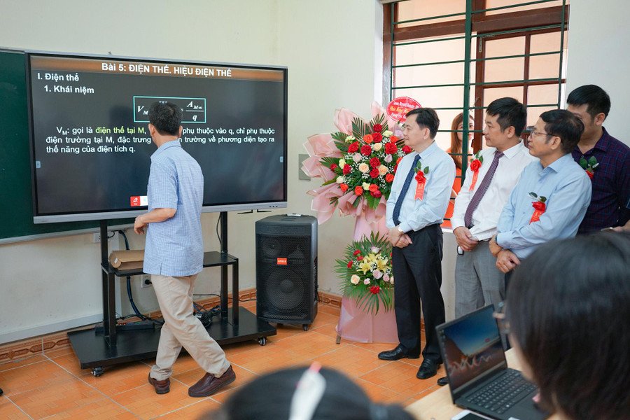 Thầy giáo trường THPT Ba Đình, Nga Sơn, Thanh Hóa ứng dụng giải pháp Lenovo Smart Classroom trong giảng dạy