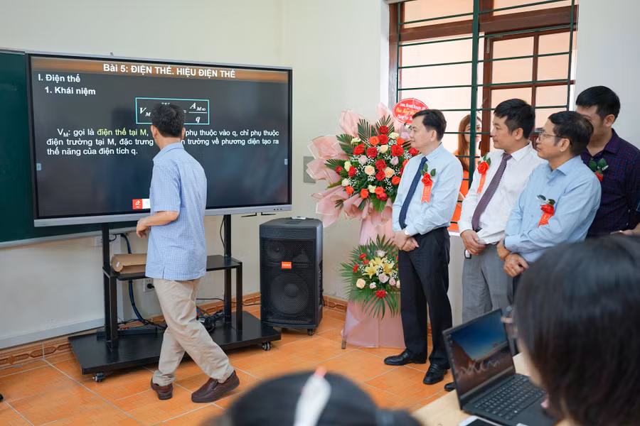 Thầy giáo trường THPT Ba Đình, Nga Sơn, Thanh Hóa ứng dụng giải pháp Lenovo Smart Classroom trong giảng dạy