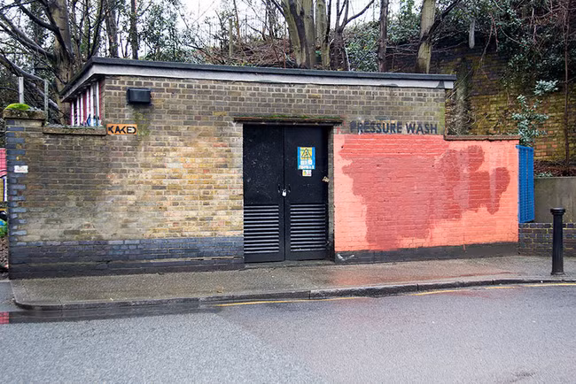 Chỉ vì ngứa mắt với một bức tường, nghệ sĩ Graffiti đã khiến cả thế giới phải cười méo mồm - Ảnh 8.