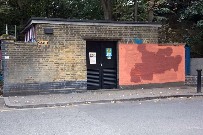 Chỉ vì ngứa mắt với một bức tường, nghệ sĩ Graffiti đã khiến cả thế giới phải cười méo mồm - Ảnh 4.