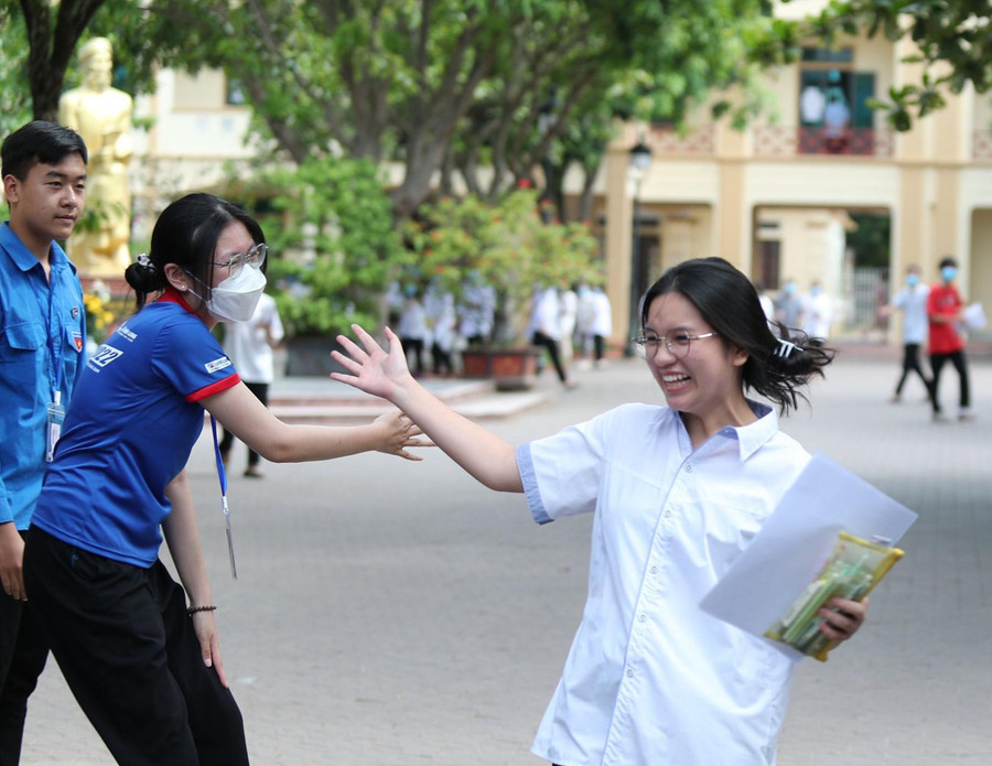 Thí sinh tại điểm thi Trường THPT chuyên Phan Bội Châu (Nghệ An) sau buổi thi môn Ngữ văn. 
