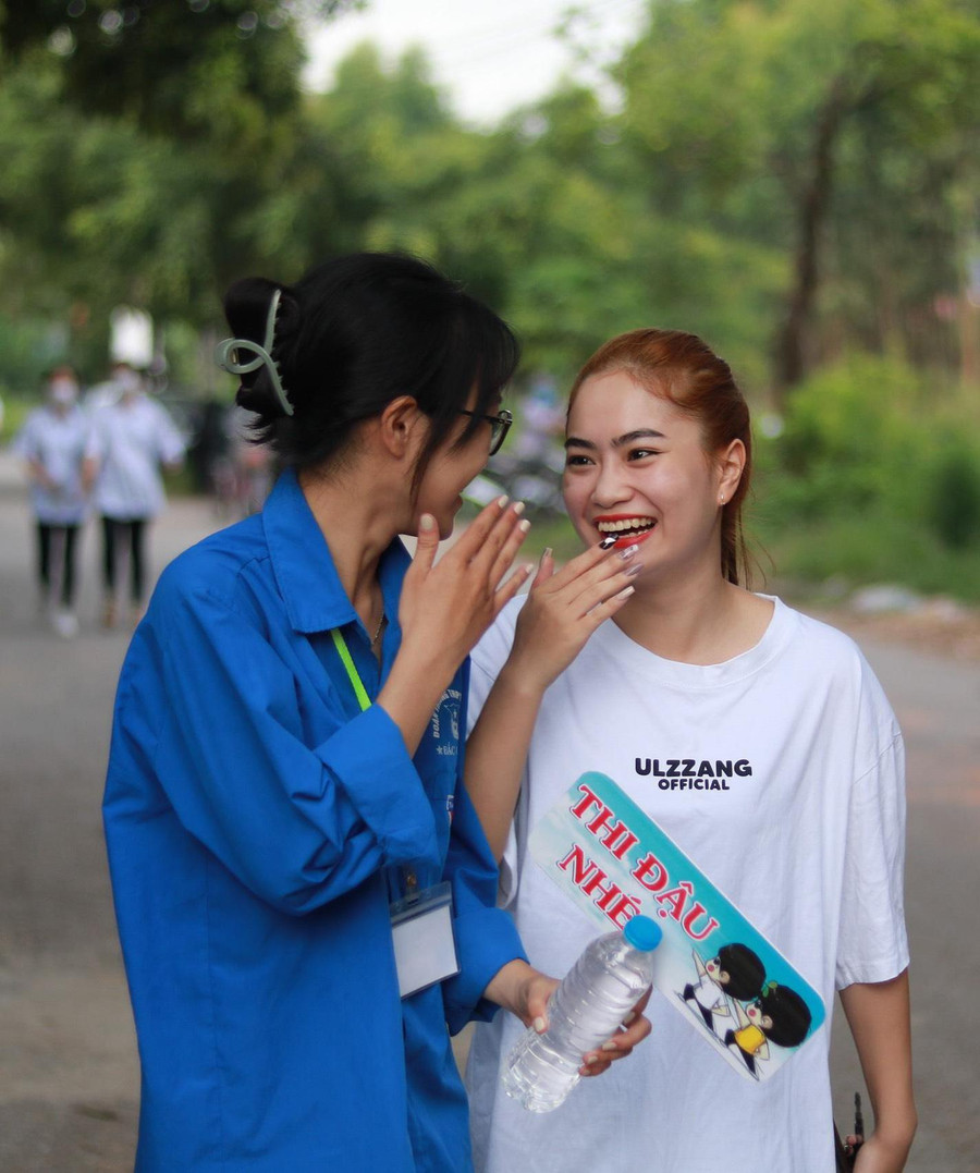 "Thi đậu nhé" là bảng chữ động viên thí sinh tại điểm thi Trường THPT Lục Nam (huyện Lục Nam). "Thi đậu nhé" là bảng chữ động viên thí sinh tại điểm thi Trường THPT Lục Nam (huyện Lục Nam).