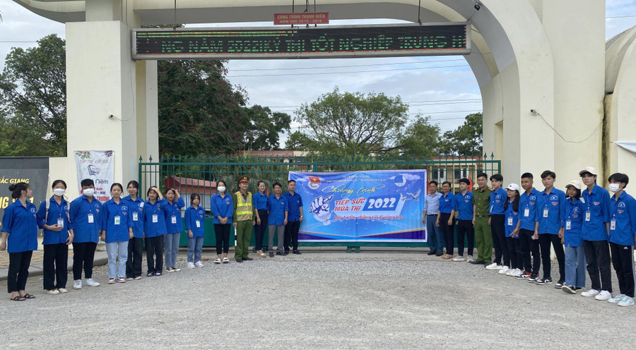 Lực lượng Công an, tình nguyện viên tại điểm thi Trường THPT Yên Dũng số 1 (huyện Yên Dũng) hỗ trợ thí sinh dự thi. Lực lượng Công an, tình nguyện viên tại điểm thi Trường THPT Yên Dũng số 1 (huyện Yên Dũng) hỗ trợ thí sinh dự thi.