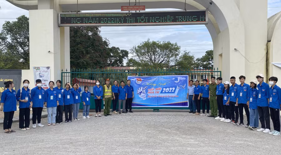 Lực lượng Công an, tình nguyện viên tại điểm thi Trường THPT Yên Dũng số 1 (huyện Yên Dũng) hỗ trợ thí sinh dự thi.