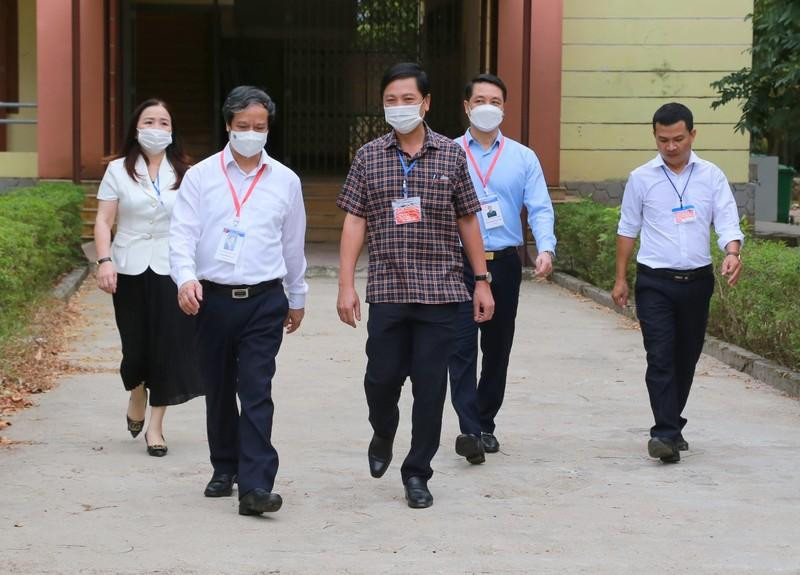 Bộ trưởng Nguyễn Kim Sơn kiểm tra tại điểm thi Trường THPT Hải Lăng, tỉnh Quảng Trị.