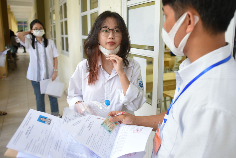 Thí sinh Hà Nội bước vào buổi thi đầu tiên sáng 7/7. Thí sinh Hà Nội bước vào buổi thi đầu tiên sáng 7/7.