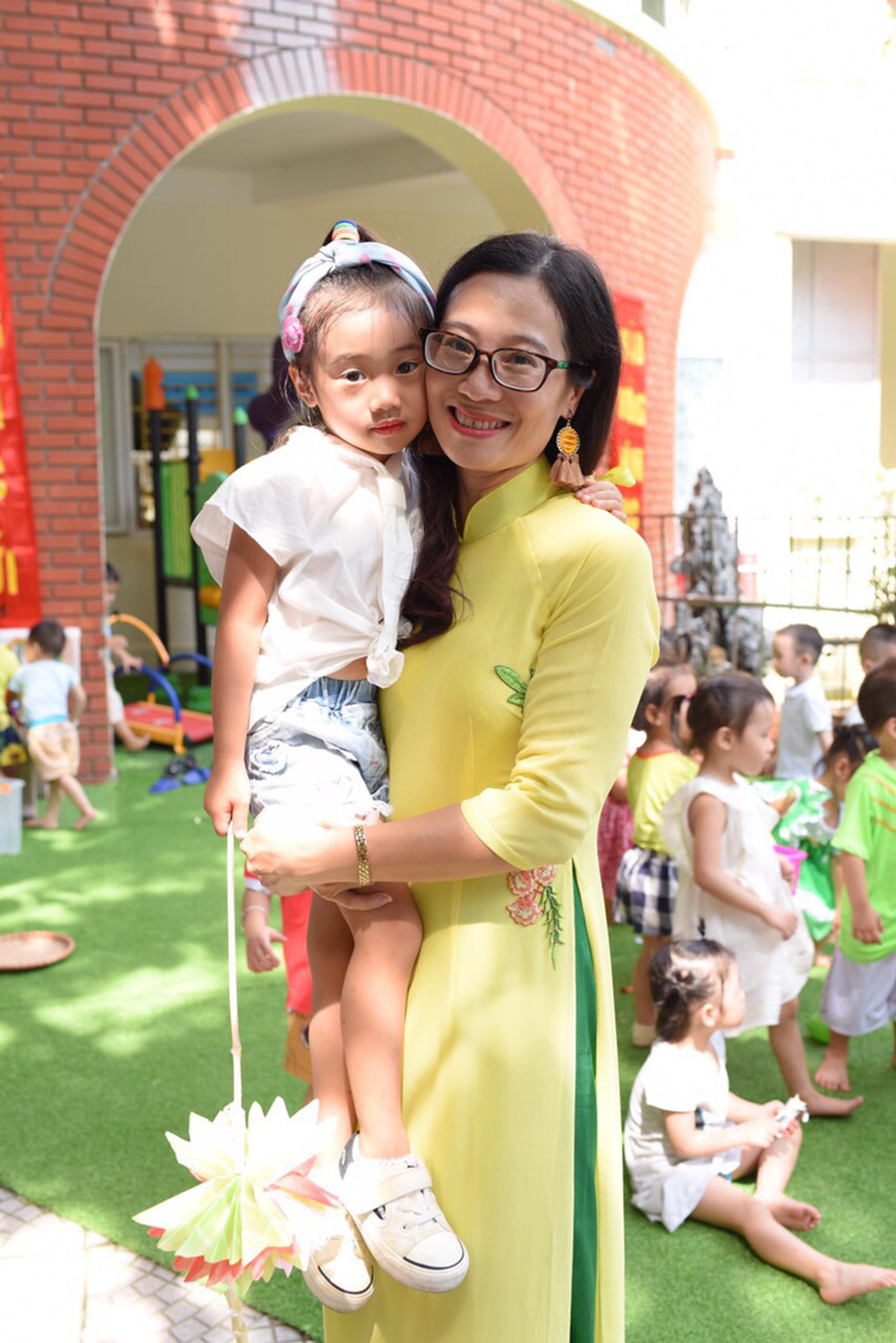 Cô Trần Thanh Tú luôn coi HS như con của mình. Ảnh: NVCC