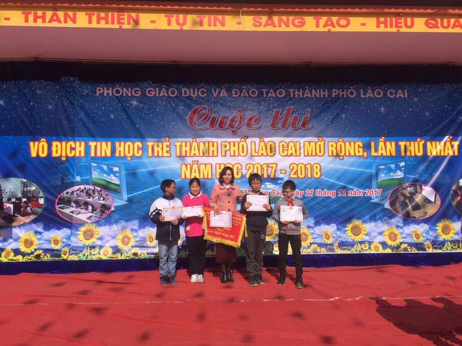 Cô giáo Phạm Ngọc Thúy Liễu và các em học sinh nhận giải Nhất toàn đoàn cuộc thi Giao lưu Tin học trẻ cấp thành phố