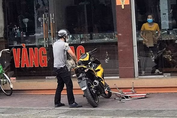 Đối tượng Đinh Thanh Tùng đã bị công an bắt giữ sau nhiều giờ lẩn trốn.