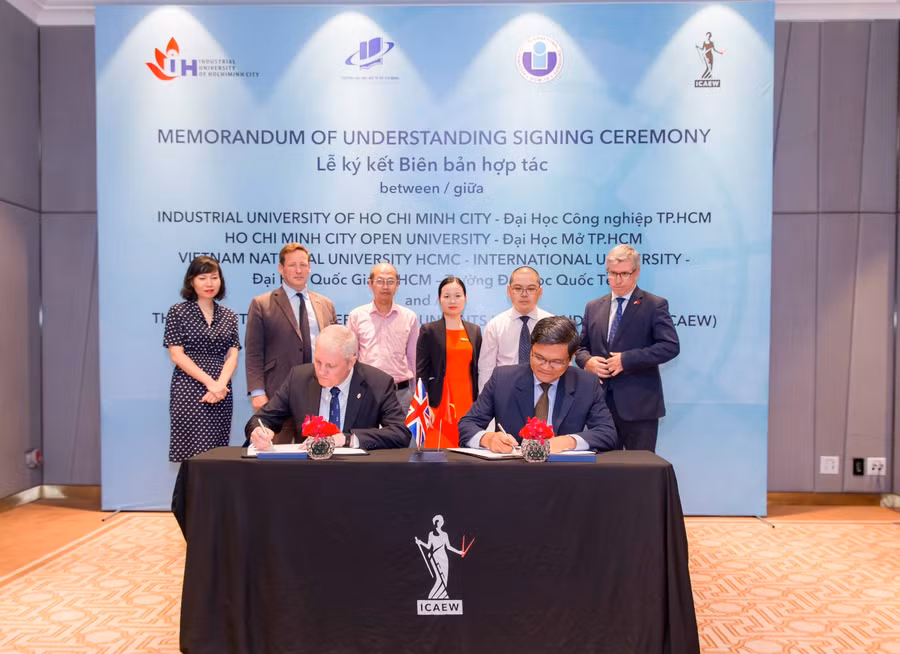 Ông Mark Billington, Giám đốc ICAEW khu vực Đông Nam Á và Trung Quốc và PGS. TS. Nguyễn Minh Hà – Hiệu trưởng Đại học Mở TP. HCM ký kết biên bản hợp tác.