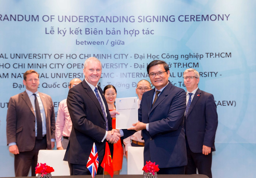 ICAEW sẽ hỗ trợ trường Đại học Mở TP HCM trong việc nâng cao chất lượng đầu ra của sinh viên nhà trường, đáp ứng yêu cầu mới của thị trường lao động. ICAEW sẽ hỗ trợ trường Đại học Mở TP HCM trong việc nâng cao chất lượng đầu ra của sinh viên nhà trường, đáp ứng yêu cầu mới của thị trường lao động.