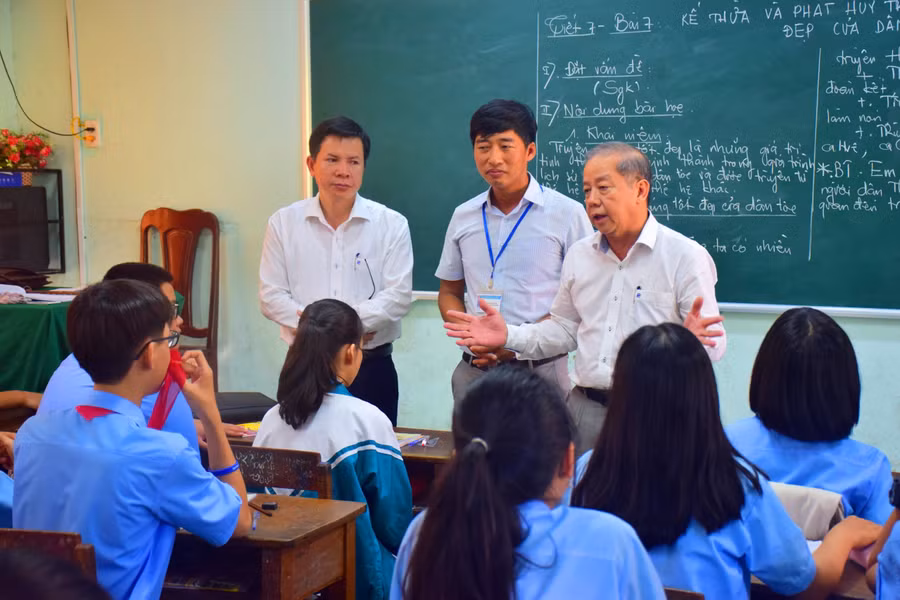 Ông Phan Ngọc Thọ - Chủ tịch UBND tỉnh Thừa Thiên Huế căn dặn học sinh trường THCS Trần Cao Vân phải biết kế thừa và phát huy truyền thống tốt đẹp của dân tộc