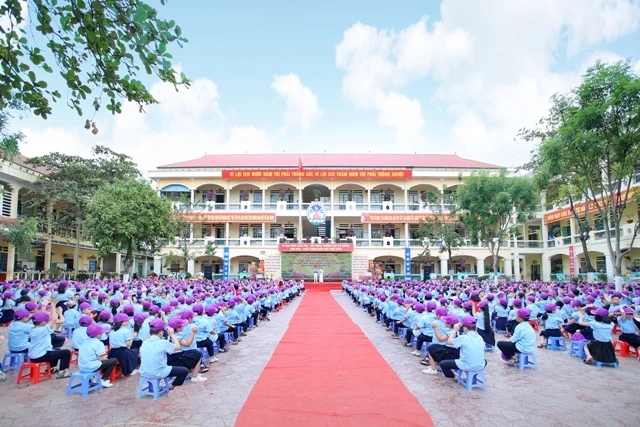 Toàn cảnh trường TH học Lê Văn Tám trong Lễ kỉ niệm 25 năm thành lập trường, đón nhận Bằng công nhận ttrường Chuẩn Quốc gia mức độn 2 và Cờ thi đua của Thủ Tướng 