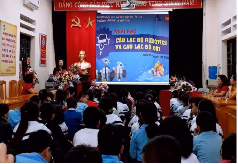 Nhà giáo Trần Thị Thùy Dung - Phó trưởng phòng GD&ĐT thành phố phát biểu tại buổi Khai mạc câu lạc bộ Robotics của trường.