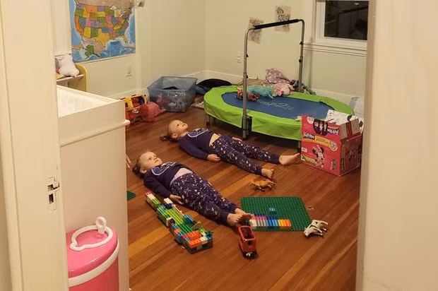 Hai cô con gái Hannelore (3 tuổi) và Emma (4 tuổi).