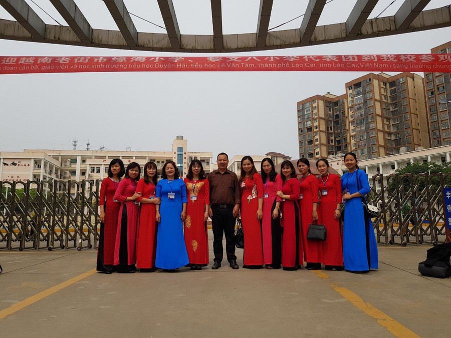 Đoàn cán bộ giáo viên và học sinh nhà trường tham quan trải nghiệm tại châu Hồng Hà - Trung Quốc.