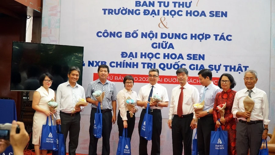 Đại diện cho các thành viên Ban Tu thư mới ra mắt học giả và bạn đọc