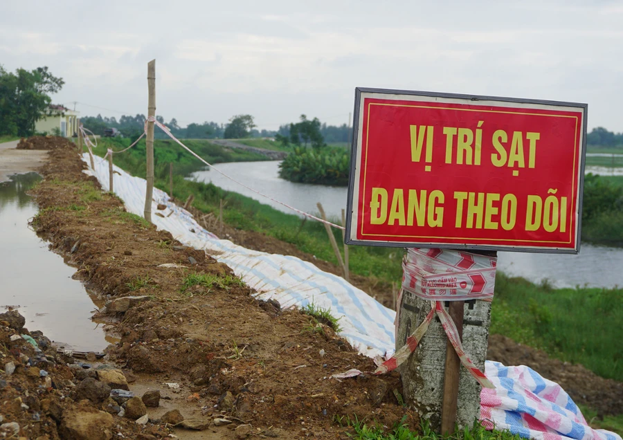 Đoạn đê sông Mã sụt lún.