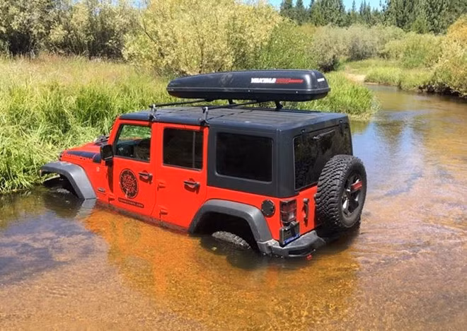 Chiếc Jeep Wrangler mắc kẹt dưới suối, cảnh sát không tìm thấy chủ xe.