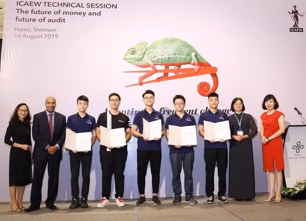 Bà Đặng Thị Mai Trang, Trưởng đại diện ICAEW tại Việt Nam (ngoài cùng bên phải)