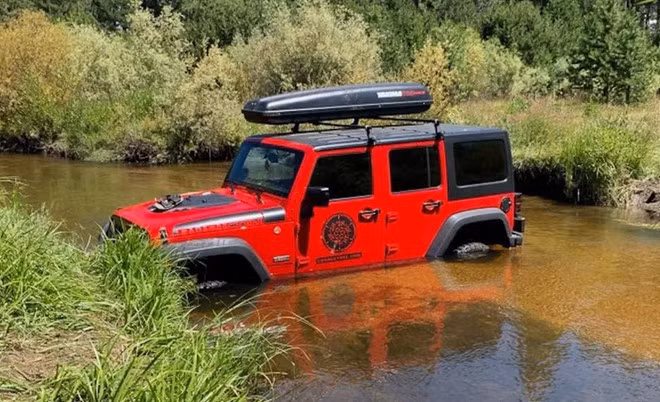 Bi an chiec SUV bi bo quen duoi suoi hinh anh 2 